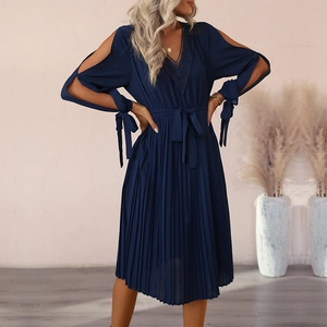 Robe mi-longue plissée bleu marine à épaules dénudées avec décolleté en dentelle