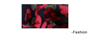 Gros plan sur l'imprimé floral rouge et gris sur un tissu tissé épais et durable