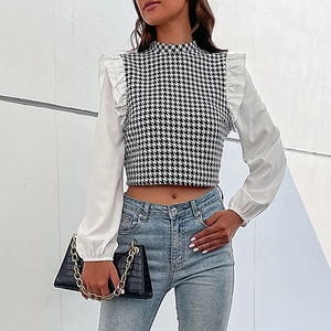 Chique zwart-witte cropped top met pied-de-poule motief en elegante ruches op de mouwen