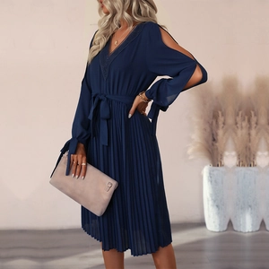 Robe bleu marine élégante à col en V avec manches longues découpées et taille plissée