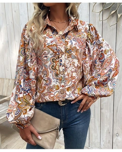 Vue détaillée du motif paisley et des boutons en bois sur cette chemise bohème chic