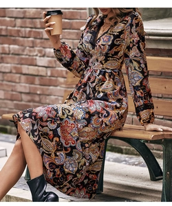 Dettaglio dello scollo a V con pizzo e stampa paisley dell'abito a maniche lunghe