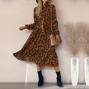 Robe midi élégante à imprimé léopard avec manches longues, col montant et ceinture