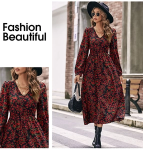Détail du col en V et du motif floral rouge sur la robe ajustée à manches longues