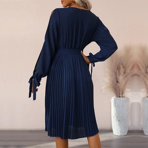 Robe plissée bleu marine à manches longues avec ceinture et nœuds aux poignets