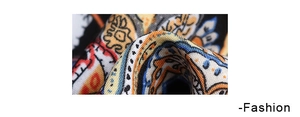 Détail macro de l'imprimé floral paisley et de la texture tissée de la robe boho