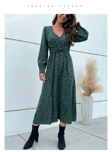 Detail of the V-neck knot waist on this dark green leopard print long sleeve dress