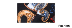 Dettaglio ravvicinato della stampa paisley sull'abito a maniche lunghe con scollo a V