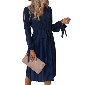 Robe plissée bleu marine élégante avec col en V en dentelle et taille nouée femme