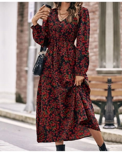 Détail d'une robe longue fleurie à col en V avec manches longues et taille élastique