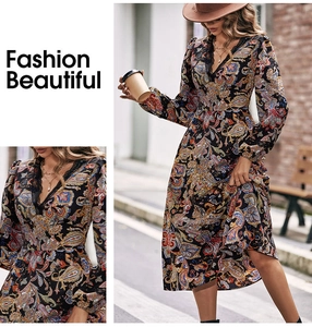 Dettaglio dello scollo a V con pizzo nero e motivo paisley su questo abito a maniche lunghe