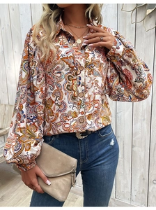 Détail d'un chemisier bohème à motif paisley avec boutons rustiques et manches lanterne