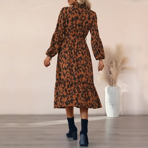 Robe midi léopard tendance avec manches longues, ceinture à la taille et ourlet volanté