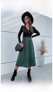 Dettaglio del top in maglia con scollo a V, bottoni e gonna con stampa animalier