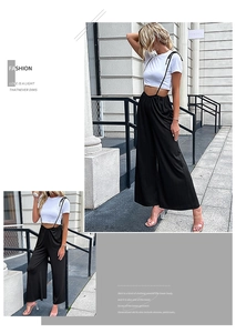 Détail d'un ensemble décontracté avec t-shirt blanc et combinaison pantalon large noire