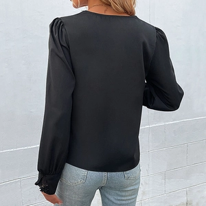 Elegante camicetta nera a maniche lunghe con scollo a V e polsini in pizzo da donna
