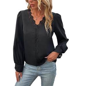 Elegante camicetta nera da donna a maniche lunghe con scollo a V in pizzo e tessuto plissettato