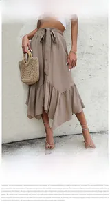 Dettaglio gonna midi boho kaki con orlo a balze irregolare e vita con fiocco