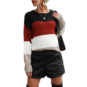 Schicker gestreifter Strickpullover mit Rundhalsausschnitt und weiten Ärmeln für den Herbst