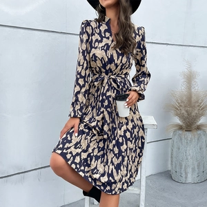 Abito a pieghe da donna a maniche lunghe con scollo a V, stampa astratta e cintura
