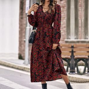 Robe midi fleurie élégante à manches longues et col en V avec imprimé floral rouge rétro