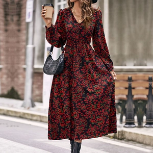 Robe longue fleurie élégante à manches longues avec col en V et taille haute en mousseline