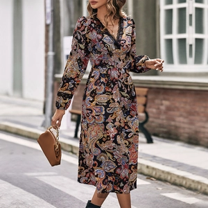 Elegante abito longuette a maniche lunghe con stampa paisley e bordo in pizzo nero