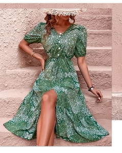 Dettaglio dell'abito verde con stampa paisley, maniche a sbuffo e vita alta alla moda