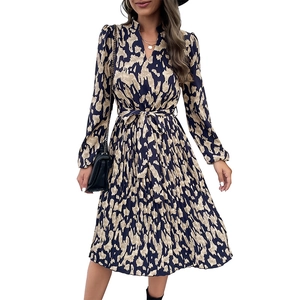 Elegante abito midi a pieghe a maniche lunghe blu scuro con stampa astratta e cintura in vita