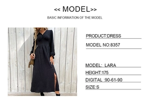 Détail d'une robe longue noire à col en V avec tissu jacquard texturé et fente latérale haute