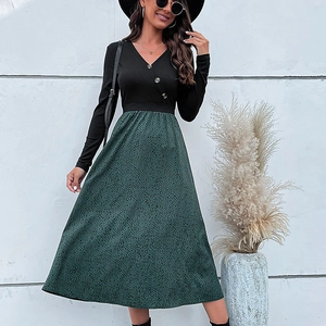 Elegante abito patchwork con top nero con scollo a V e gonna stampa leopardata