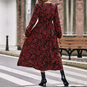 Robe longue fleurie élégante avec col en V, manches longues et ceinture à la taille
