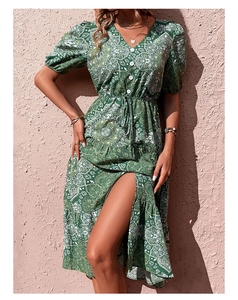 Dettaglio dell'abito verde con stampa paisley, scollo a V, maniche a sbuffo e spacco