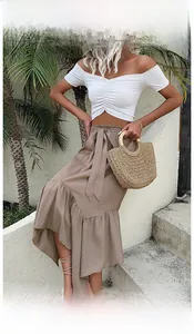 Dettaglio gonna kaki a vita alta con fiocco e bordo a balze irregolari stile casual