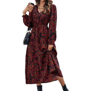 Robe longue fleurie élégante à manches longues, col en V et imprimé roses rouges