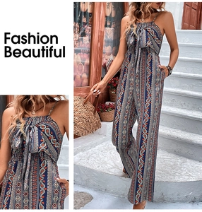 Dettaglio della tuta con stampa paisley, scollo all'americana e grande fiocco sul davanti