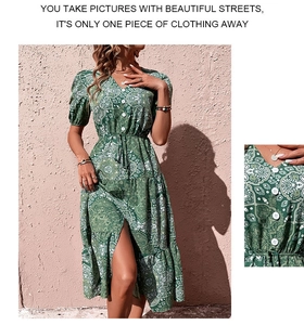 Dettaglio dello scollo a V e maniche a sbuffo su abito boho verde con stampa paisley