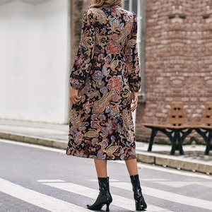 Elegante abito midi con stampa paisley, scollo a V, maniche in pizzo e vestibilità slim