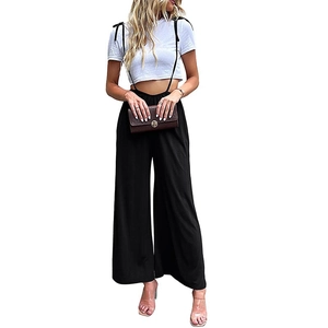 Combinaison noire chic pour femme avec jambe large, fines bretelles et taille haute