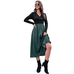 Abito patchwork a pois con scollo a V, bottoni e gonna lunga floreale verde scuro