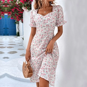 Robe d'été fleurie avec manches bouffantes et décolleté carré en dentelle en extérieur
