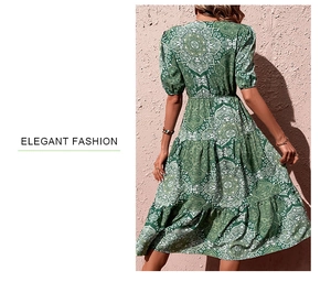Dettaglio di un abito boho verde con stampa mandala e gonna a balze a strati