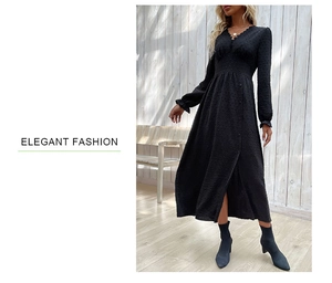 Détail d'une robe noire à col en V avec texture plumetis et décoration boutonnée élégante