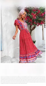 Dettaglio vestito boho rosso con scollo a V, bottoni e coulisse regolabile in vita