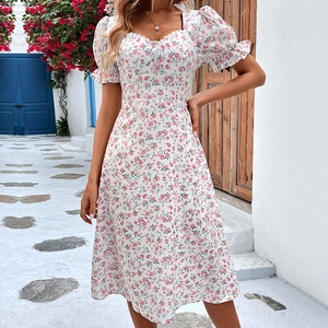 Robe d'été fleurie ligne A avec col carré et manches bouffantes à volants en blanc