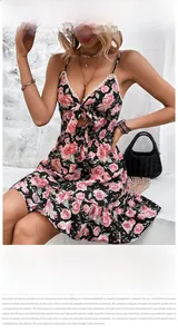 Détail d'une mini-robe florale avec dentelle délicate et nœud décoratif sur la poitrine