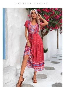 Dettaglio del vestito bohémien a fiori rossi con scollo a V e motivi etnici raffinati