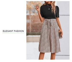 Détail d'une robe élégante avec bustier noir et jupe florale ornée d'un nœud à la taille