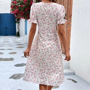 Robe d'été fleurie ligne A avec manches bouffantes et volants dans un décor méditerranéen