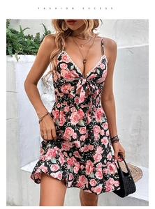 Détail du décolleté en V à imprimé roses roses avec nœud et taille élastique froncée